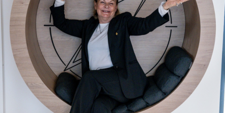Nadine Rapp, architecte d'intérieur en Alsace, assise dans un pod acoustique en bois dans un espace de travail qu'elle a conçu à Mulhouse