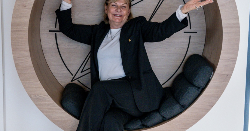 Nadine Rapp, architecte d'intérieur en Alsace, assise dans un pod acoustique en bois dans un espace de travail qu'elle a conçu à Mulhouse