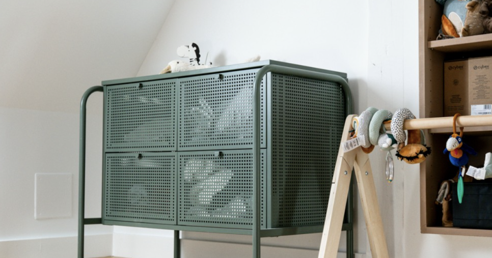 Chambre d'enfant sous combles avec commode en métal vert, étagères bois et tête d'éléphant en rotin, aménagement intérieur sur mesure à Mulhouse par Nadine Rapp