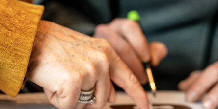 Conception d’un mobilier sur mesure pour restaurant en architecture intérieure, collaboration avec artisan