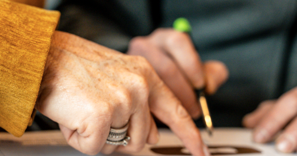 Conception d’un mobilier sur mesure pour restaurant en architecture intérieure, collaboration avec artisan