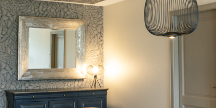 Détail revêtement mural texturé posé au plafond dans une salle à manger design