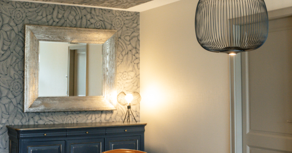 Détail revêtement mural texturé posé au plafond dans une salle à manger design