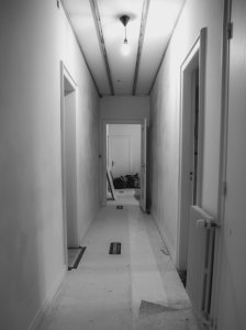 Couloir en cours de rénovation dans un projet d’architecture intérieure