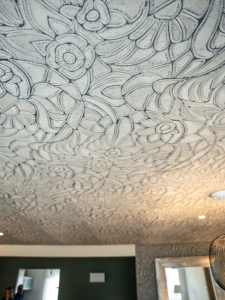 Salle à manger avec revêtement mural au plafond, projet d’architecture intérieure par Nadine Rapp